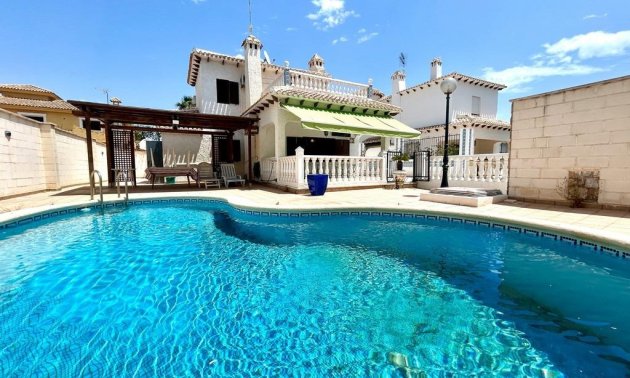 Resale - Villa -
Orihuela Costa - La Zenia