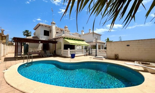 Resale - Villa -
Orihuela Costa - La Zenia