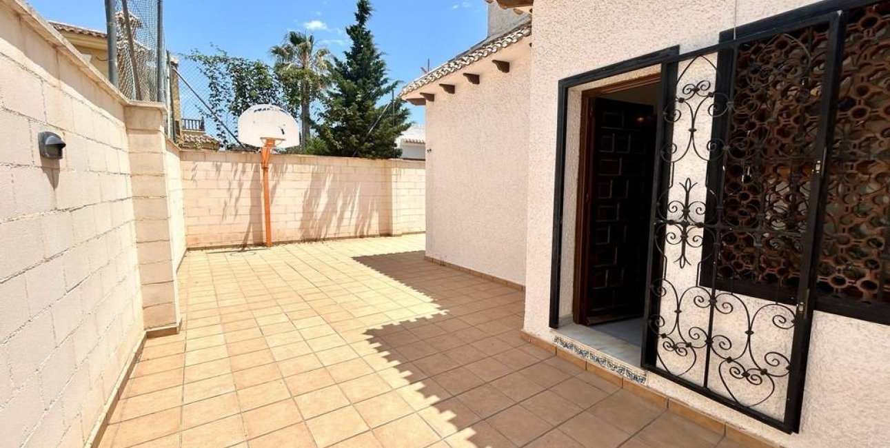 Resale - Villa -
Orihuela Costa - La Zenia