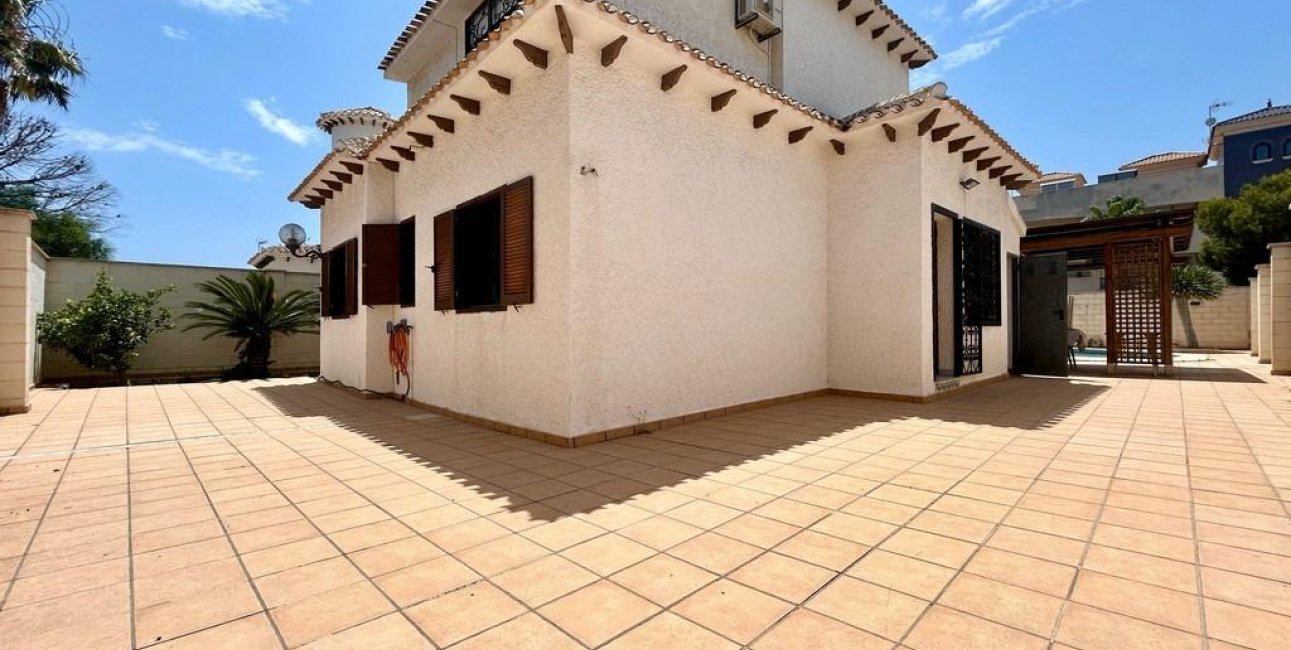 Resale - Villa -
Orihuela Costa - La Zenia