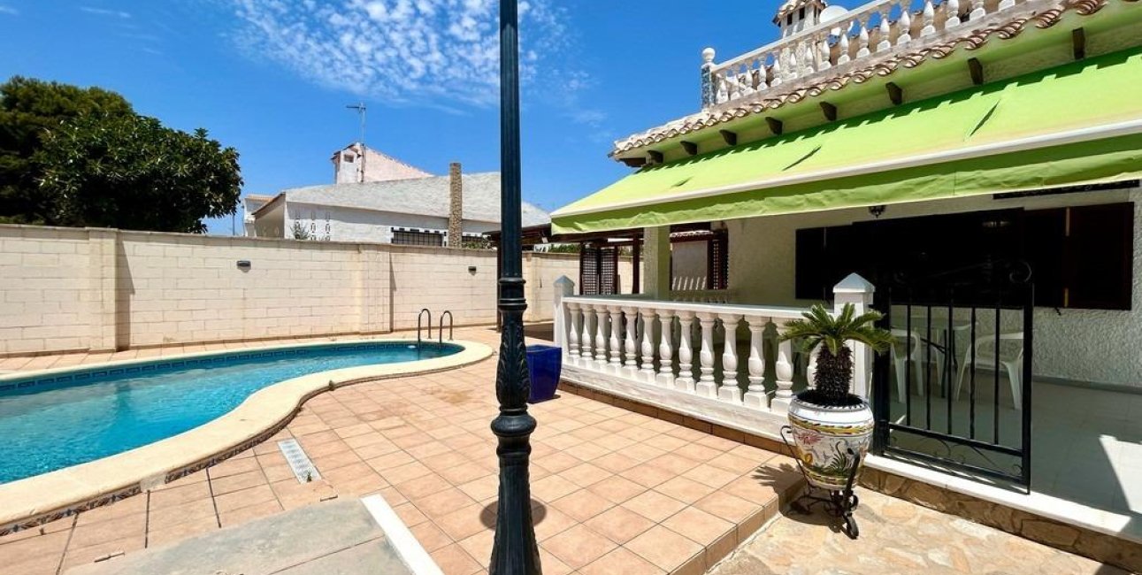Resale - Villa -
Orihuela Costa - La Zenia