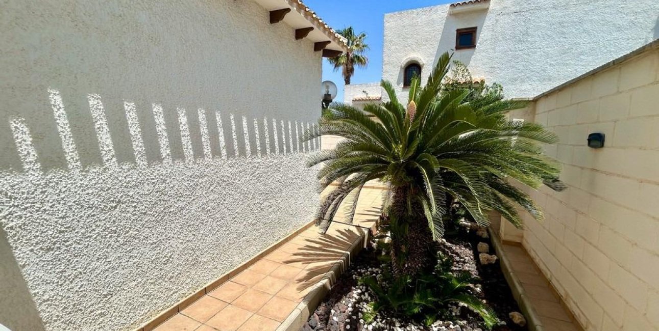 Resale - Villa -
Orihuela Costa - La Zenia