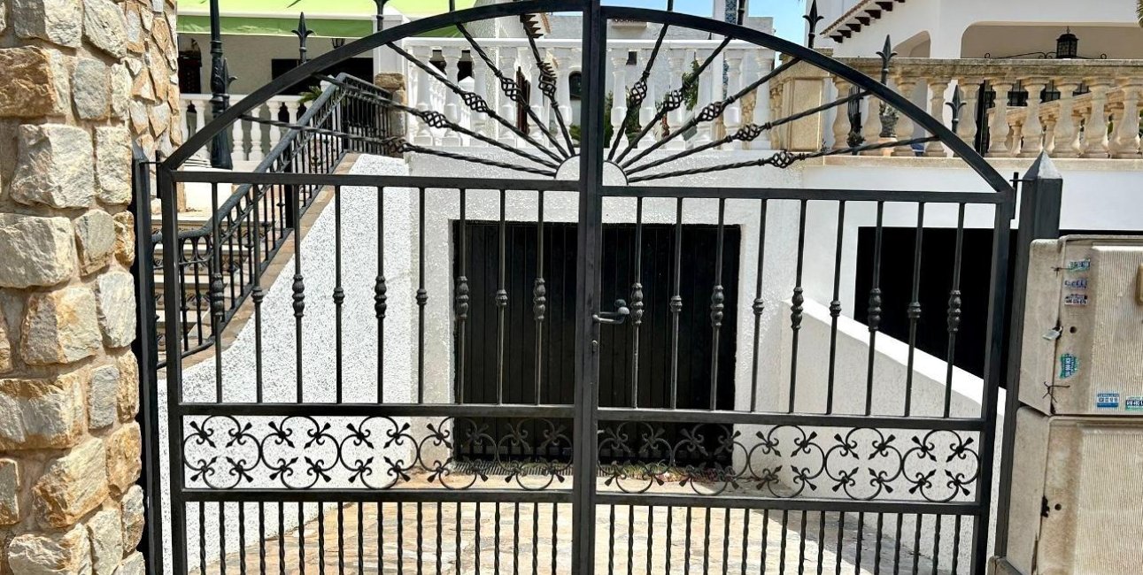 Resale - Villa -
Orihuela Costa - La Zenia