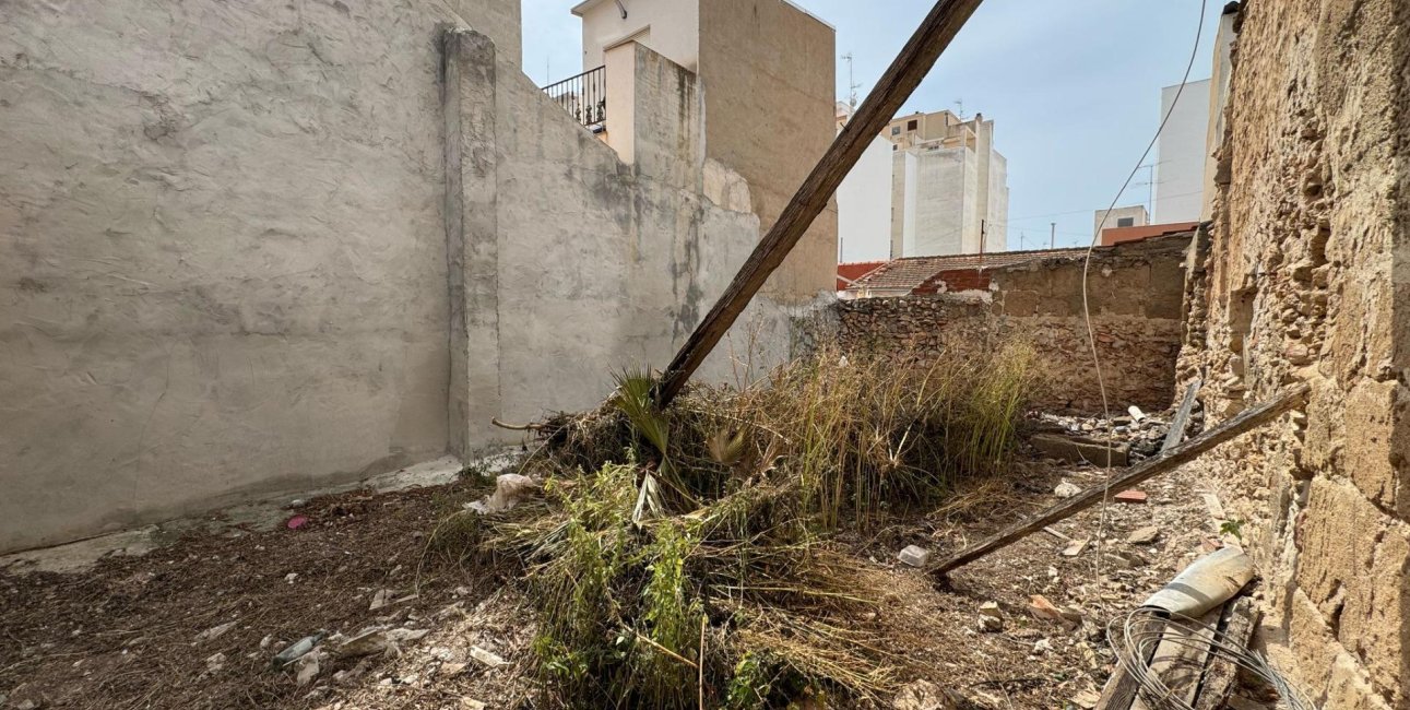 Reventa - Parcela / Terreno -
Torrevieja - Centro