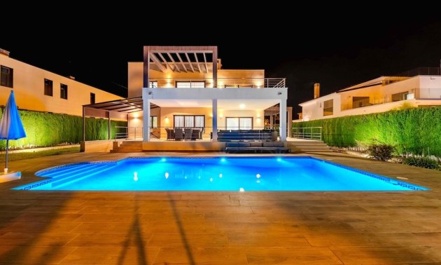 Resale - Villa -
Orihuela Costa - Cabo Roig