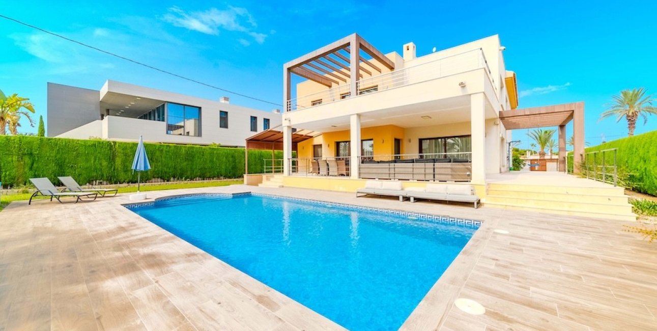 Resale - Villa -
Orihuela Costa - Cabo Roig