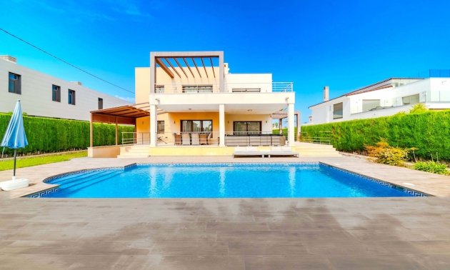 Resale - Villa -
Orihuela Costa - Cabo Roig