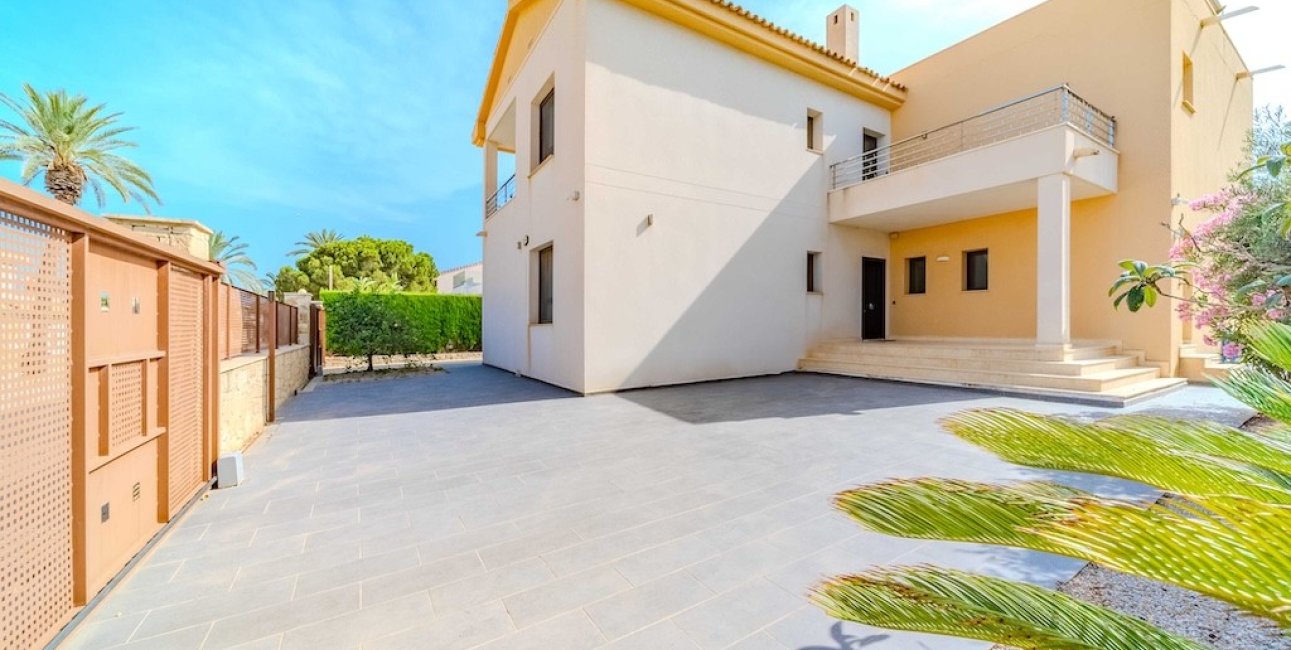 Resale - Villa -
Orihuela Costa - Cabo Roig