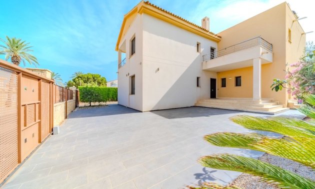 Resale - Villa -
Orihuela Costa - Cabo Roig