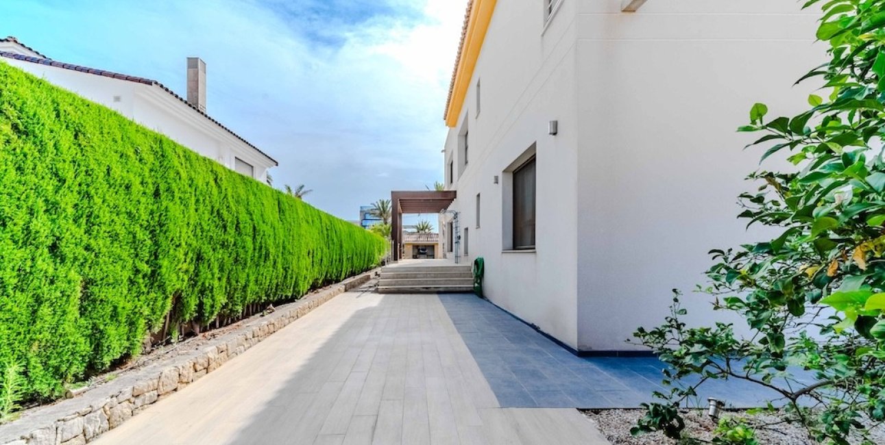 Resale - Villa -
Orihuela Costa - Cabo Roig