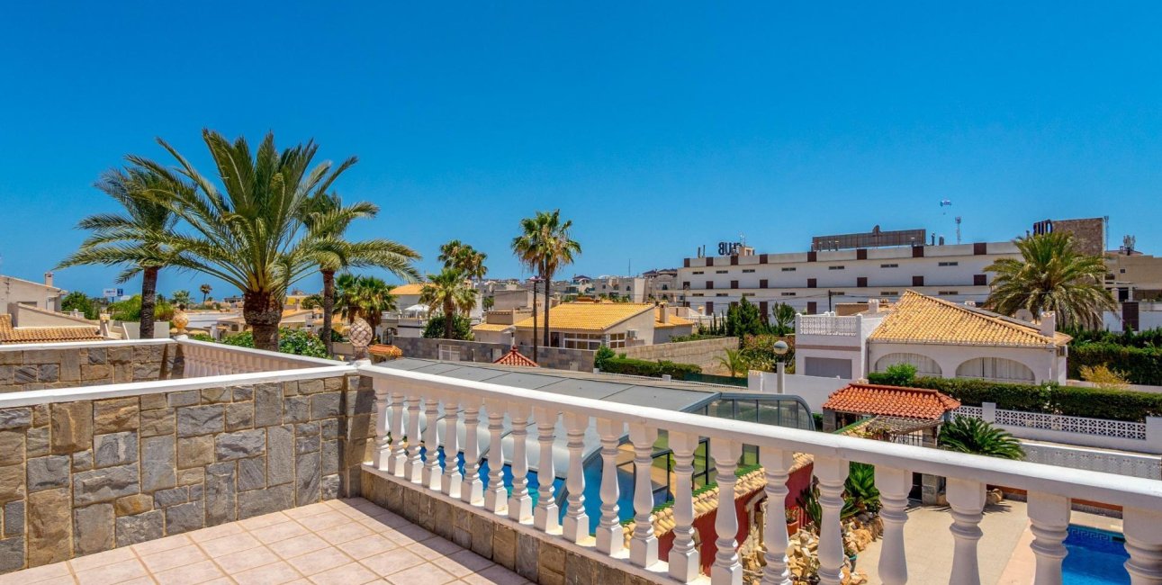 Resale - Villa -
Orihuela Costa - Campoamor