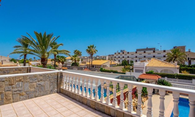 Resale - Villa -
Orihuela Costa - Campoamor