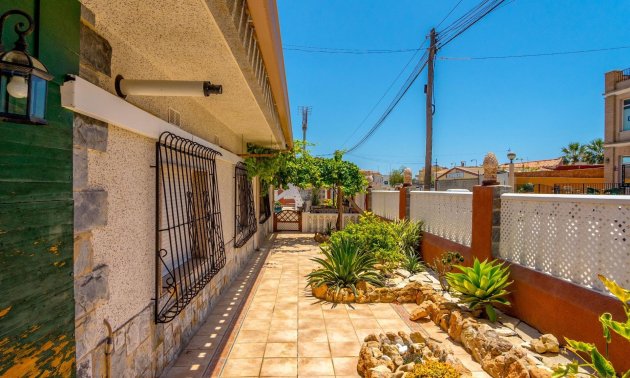 Resale - Villa -
Orihuela Costa - Campoamor