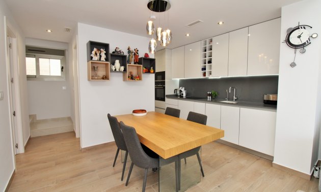 Resale - Villa -
Orihuela Costa - Villamartín