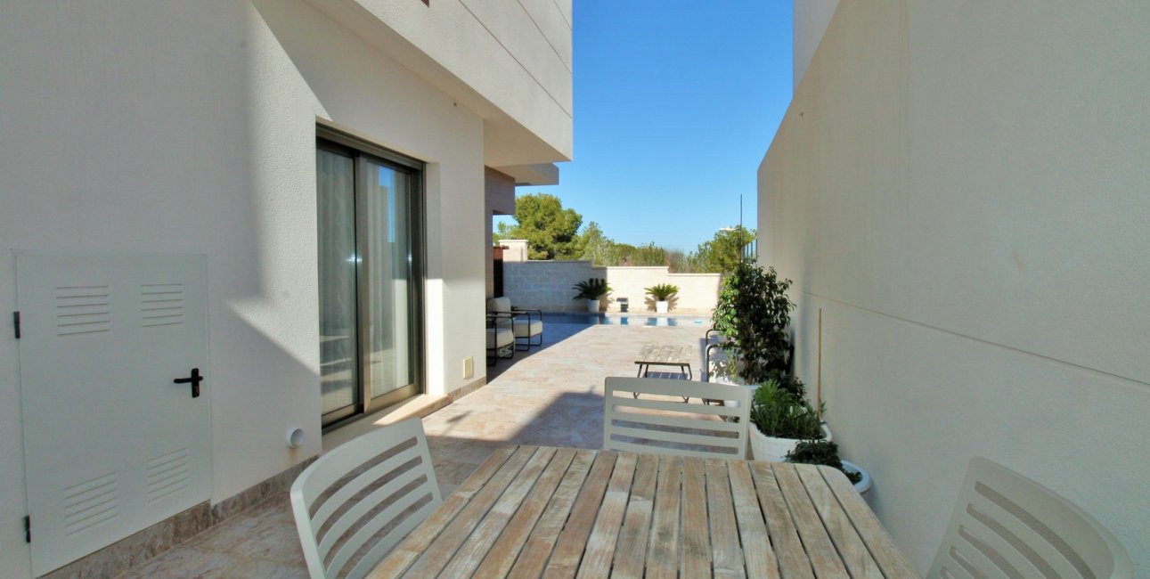 Resale - Villa -
Orihuela Costa - Villamartín