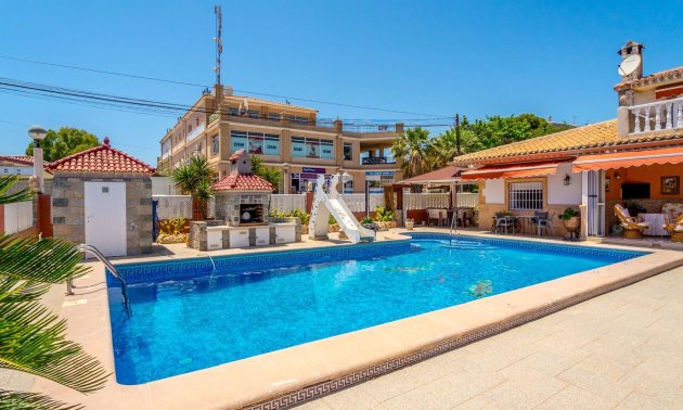 Resale - Villa -
Orihuela Costa - Campoamor