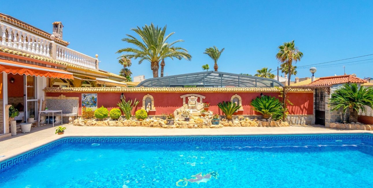 Resale - Villa -
Orihuela Costa - Campoamor