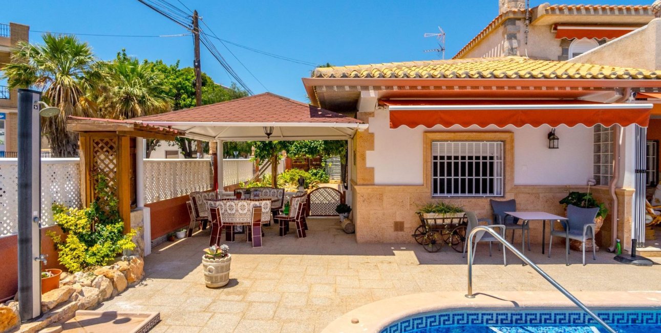 Resale - Villa -
Orihuela Costa - Campoamor