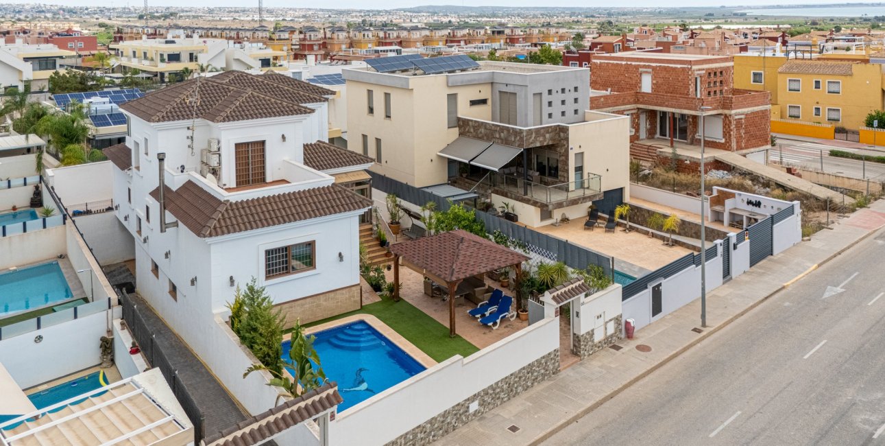 Resale - Villa -
Los Montesinos - La Herrada