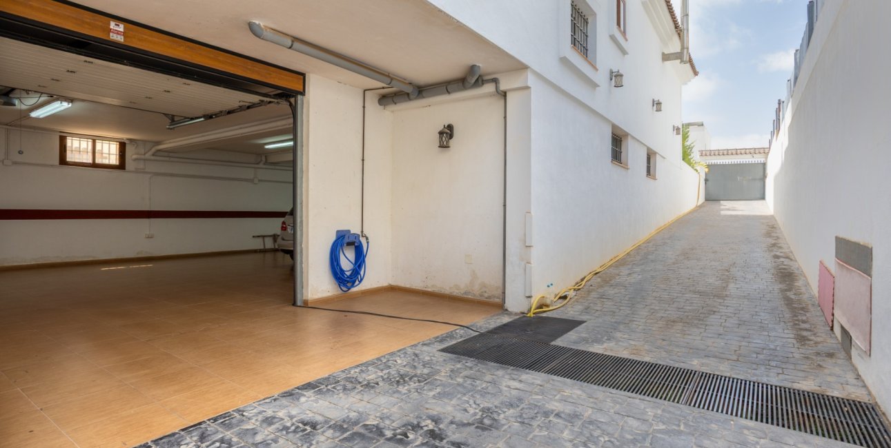 Resale - Villa -
Los Montesinos - La Herrada