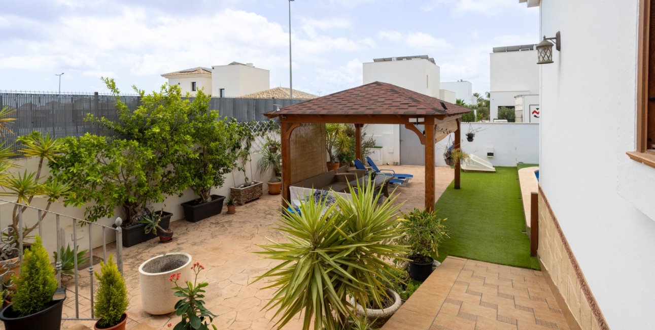 Resale - Villa -
Los Montesinos - La Herrada