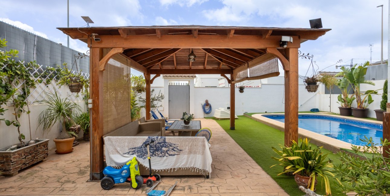 Resale - Villa -
Los Montesinos - La Herrada