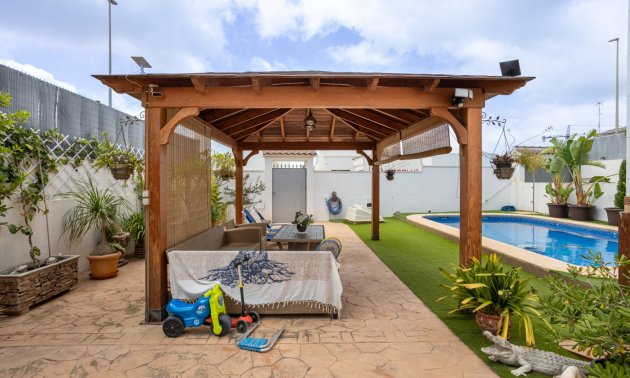 Resale - Villa -
Los Montesinos - La Herrada