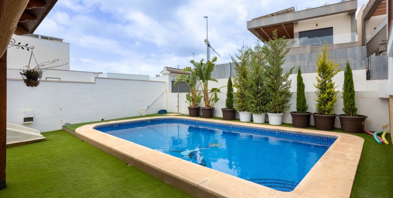 Resale - Villa -
Los Montesinos - La Herrada