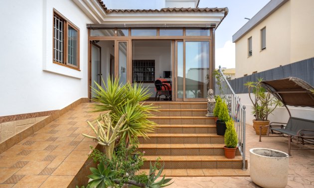 Resale - Villa -
Los Montesinos - La Herrada