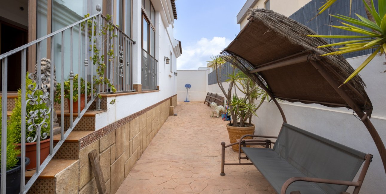 Resale - Villa -
Los Montesinos - La Herrada