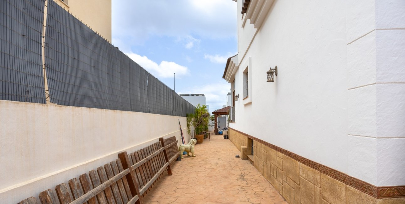 Resale - Villa -
Los Montesinos - La Herrada