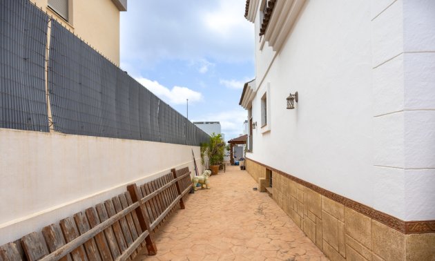Resale - Villa -
Los Montesinos - La Herrada