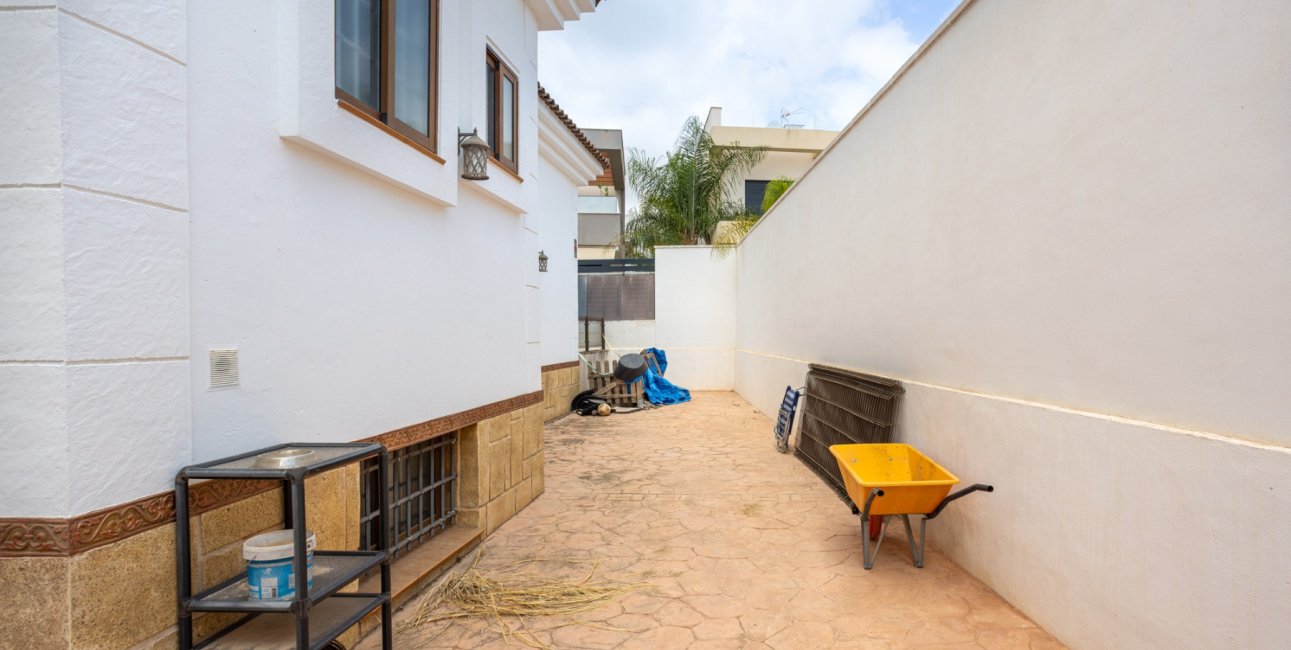 Resale - Villa -
Los Montesinos - La Herrada