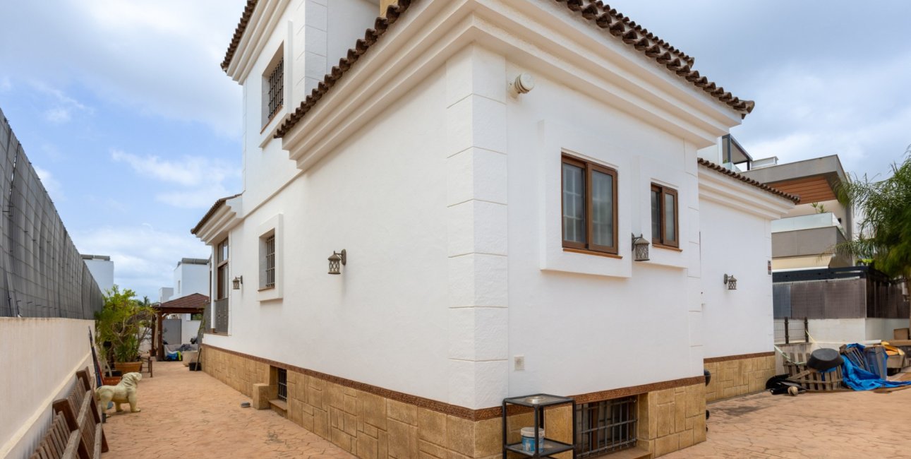 Resale - Villa -
Los Montesinos - La Herrada