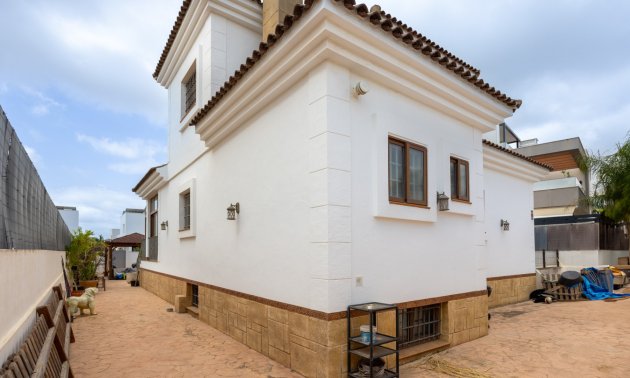 Resale - Villa -
Los Montesinos - La Herrada