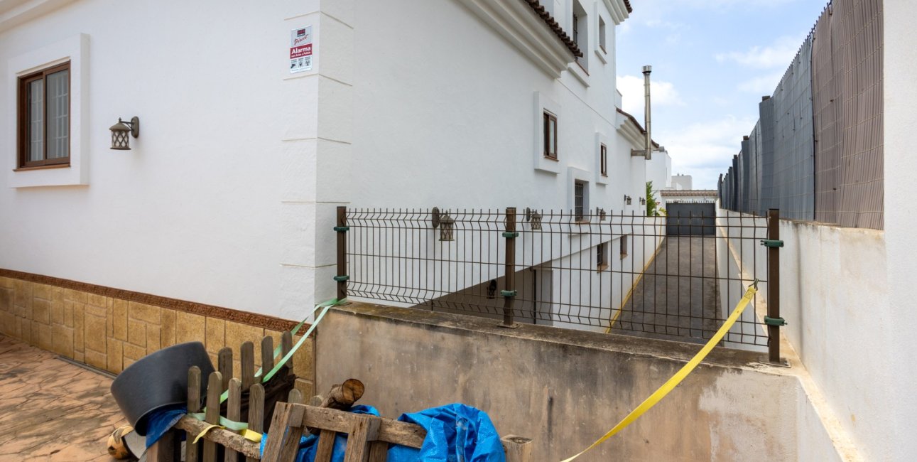 Resale - Villa -
Los Montesinos - La Herrada