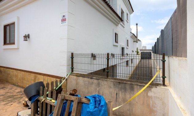 Resale - Villa -
Los Montesinos - La Herrada