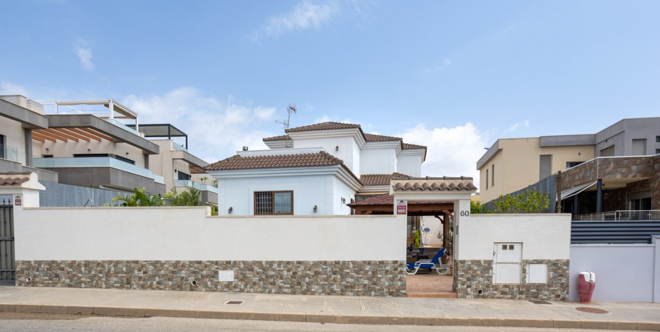 Resale - Villa -
Los Montesinos - La Herrada