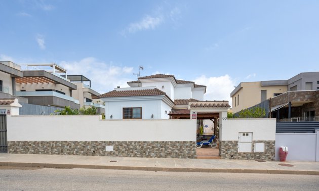 Resale - Villa -
Los Montesinos - La Herrada