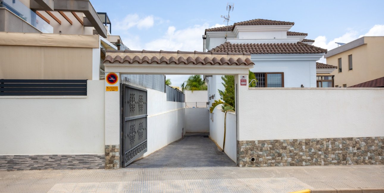 Resale - Villa -
Los Montesinos - La Herrada