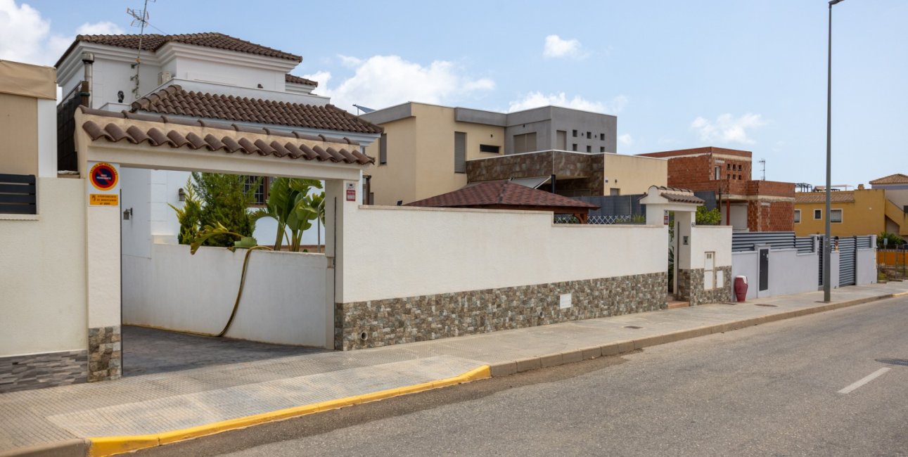 Resale - Villa -
Los Montesinos - La Herrada