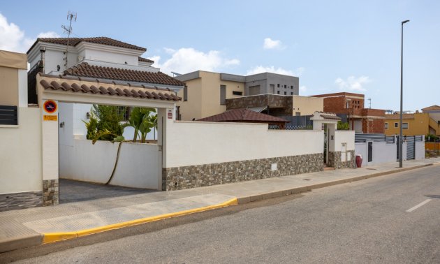 Resale - Villa -
Los Montesinos - La Herrada