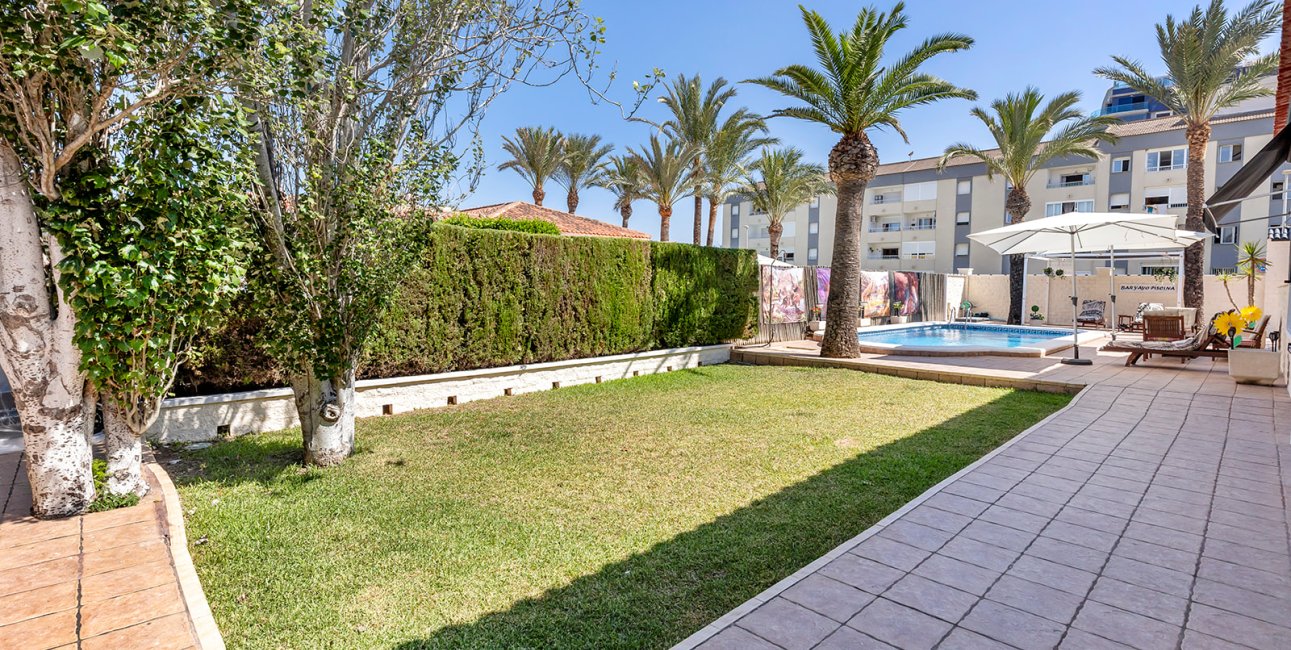 Resale - Villa -
Torrevieja - Punta prima