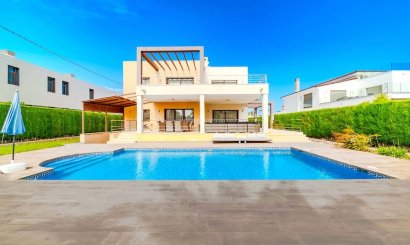 Resale - Villa -
Orihuela Costa - Cabo Roig